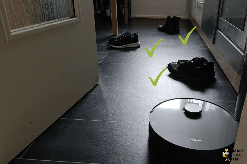Der Dreame L10s Pro umfährt Schuhe im Hinderniserkennungstest.